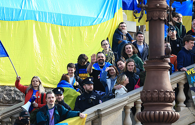 Křičeli srabe, byli u mě doma. Jsou to chudáci, řekl Novotný na demonstraci