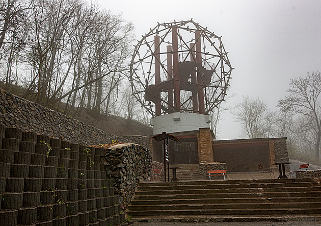 Z nechtěného památníku, po němž zůstaly tuny železa a betonu, je rozhledna