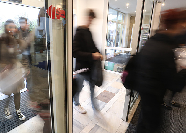 Školy už mají výsledky přijímaček, na 116 tisíc žáků musí čekat do středy