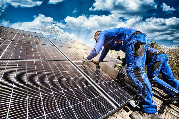 Solárníci doplácejí na způsob měření elektřiny. Distributoři změnu odmítají