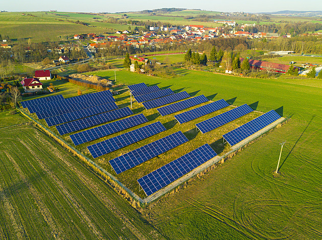 Odpojené soláry vyjdou draho. Česko nemá dost baterií na ukládání elektřiny