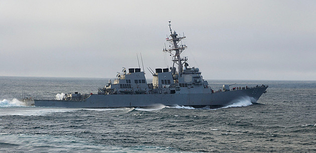 Americká válečná loď proplula Tchajwanskou úžinou. Sledujeme vás, vzkázala Čína