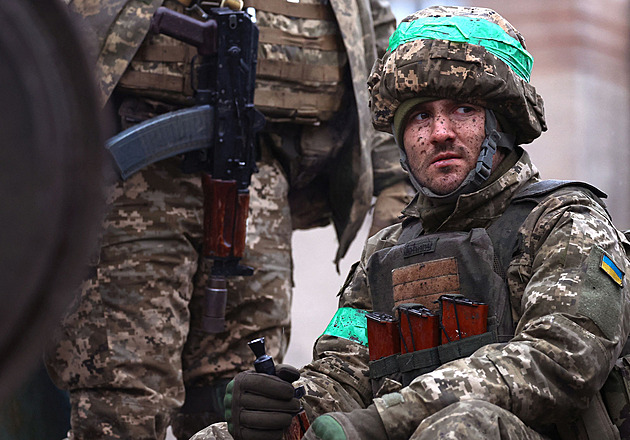 Ukrajina pohřešuje sedm tisíc vojáků. Snad jsou naživu v zajetí, doufá Kyjev