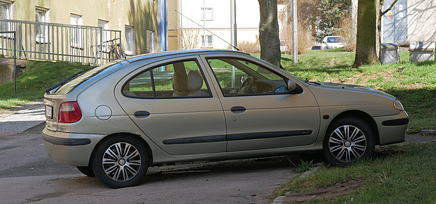 Řidiči ve Žďáře devastují trávníky, město proti nim nasadí i zátarasy