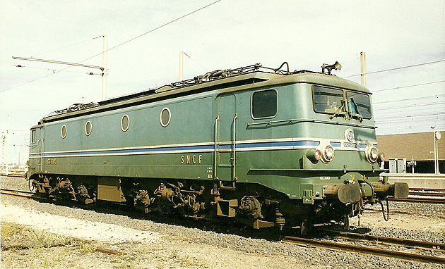 Francouzská rekordní lokomotiva. Její „primitivní“ TT model vyráběli v NDR