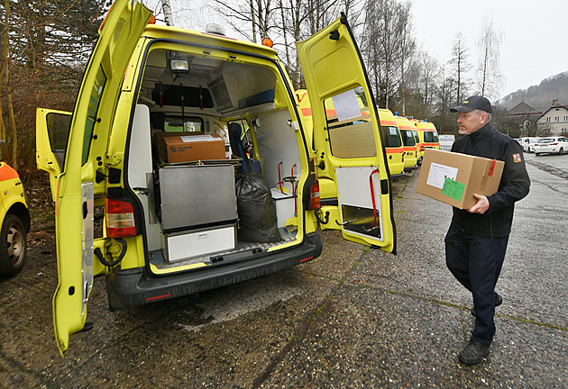 Ústecký kraj poslal na Ukrajinu sedm sanitek, Sasko do nich pořídilo léky