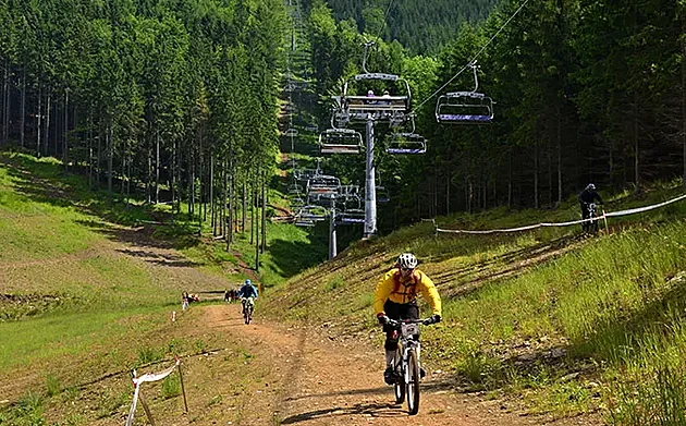 Horské areály Jeseníků rozšiřují bikeparky, chtějí dohnat ztráty ze zimy