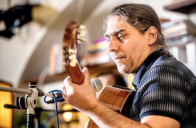 Musím být trochu gadžem, abych uspěl, říká romský novinář Patrik Banga