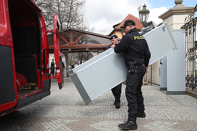 VIDEO: Projděte na Pražský hrad bez plošných kontrol, po sedmi letech padly