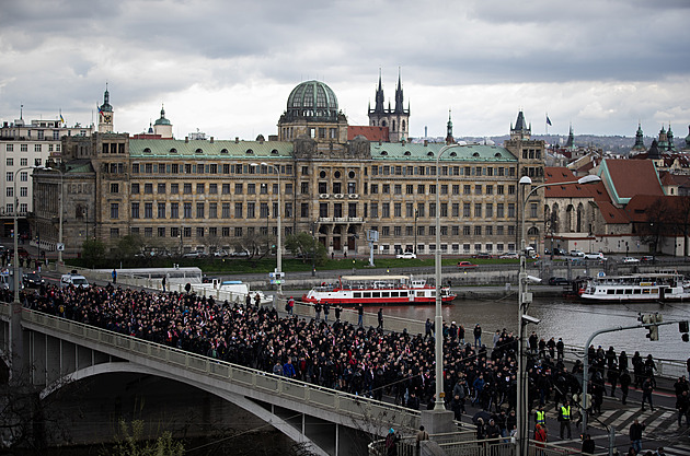 Policie v souvislosti s derby zadržela 17 lidí, některé podezírá z výtržnictví