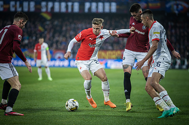 Pardubičtí fotbalisté by rádi dotáhli hostování slávistického záložníka Pecha