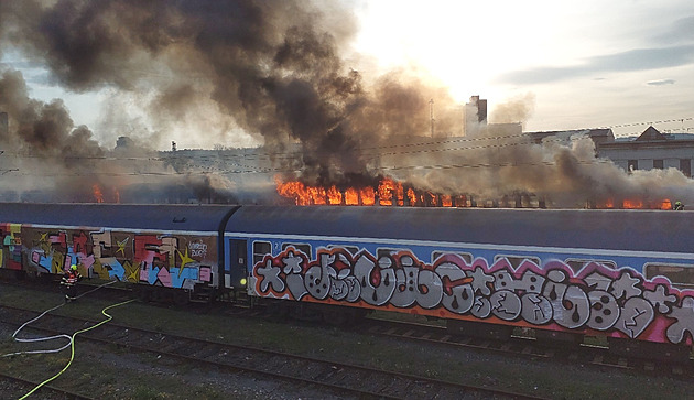 Na Dolním nádraží v Brně hořely tři vagony a lokomotiva