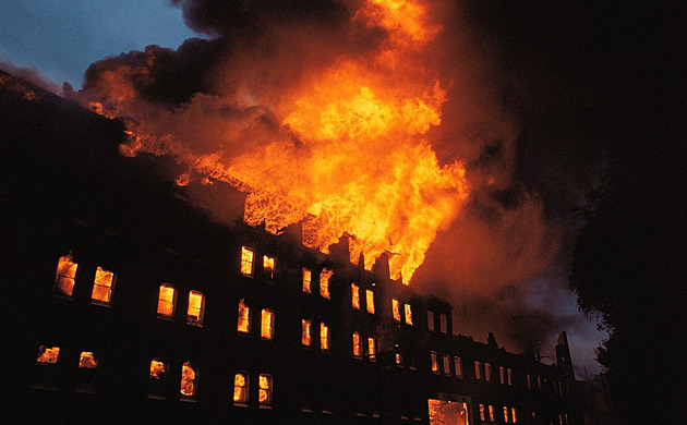 Při nočním požáru v Brně zemřelo osm lidí, případ vyšetřují policisté