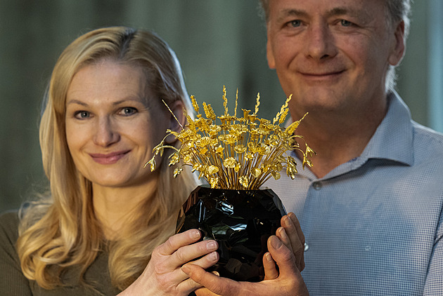 Český pár vyrobil unikátní zlatou kytici. Je zřejmě nejdražší na světě, tvrdí