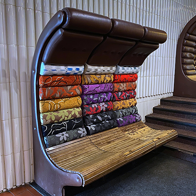 Jako na pouti, kritizují odborníci opravu cenné lavice v libereckém bazénu