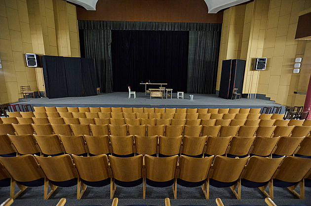 Býval to honosný hotel a také kino, dnes historická budova v centru chátrá