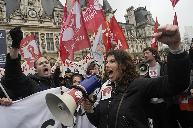 Francouzský ústavní soud potvrdil platnost Macronovy důchodové reformy