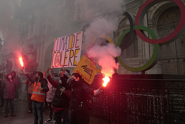 Francouzský ústavní soud potvrdil platnost Macronovy důchodové reformy