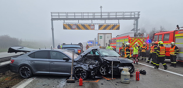 Na dálnici před Ostravou bouralo sedm automobilů, zranilo se sedm lidí