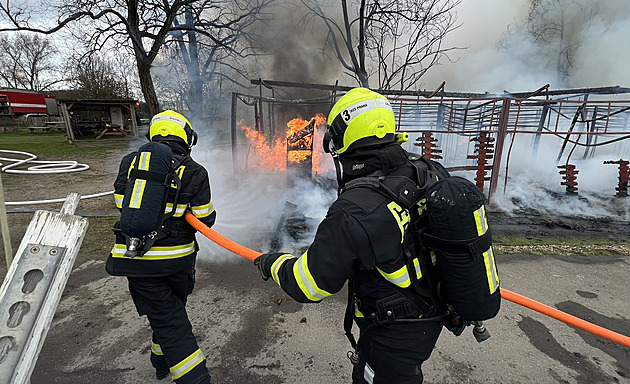 Při požáru na Císařském ostrově uhynuli koně, v areálu hořelo i před 14 dny