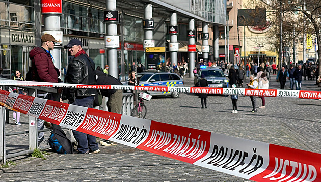 Na Andělu pobodal muže neznámý pachatel, je na útěku a hledá ho policie