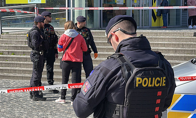 Na Andělu pobodal muže neznámý pachatel, po čtyřech hodinách ho dopadli