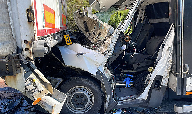 U Vestce se srazilo nákladní auto a dodávka, řidič utrpěl otevřenou zlomeninu