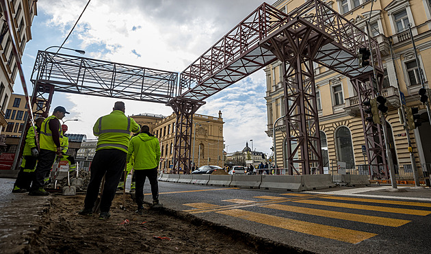 Železná konstrukce překlenula ulici na Florenci, kvůli opravám metra