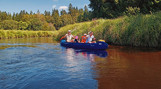 Na úsek ze Soumarského mostu do Pkné se mohou vodáci vydat jen v kanoích.