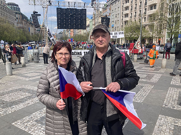 Vláda nás sdírá z kůže. Chceme svobodu slova, tvrdí demonstranti z Václaváku