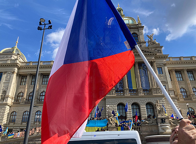 Lidé začali soudit politiky mírněji než dříve, ukázal průzkum