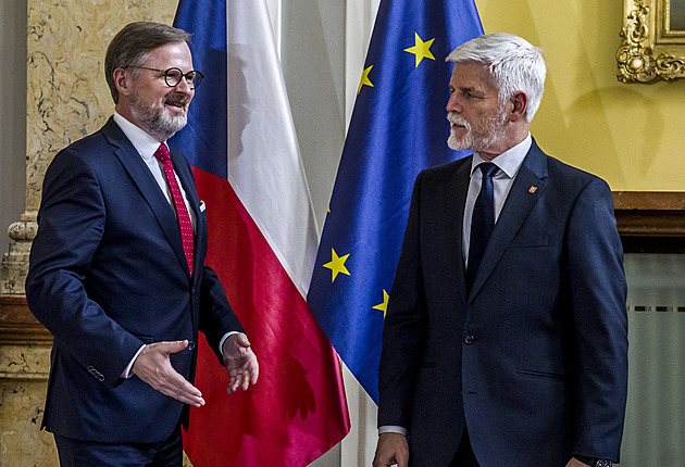 Neutrální prezident? Pavel kritizuje Fialu, Zeman pobízí Babiše