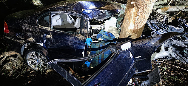 Řidič na mokré silnici rozpáral auto o strom, vyprošťovali ho 40 minut