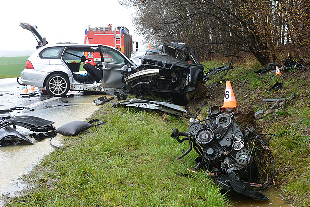 Čtyři mrtví na hlavním tahu na Moravu, po střetu aut boural ještě motorkář