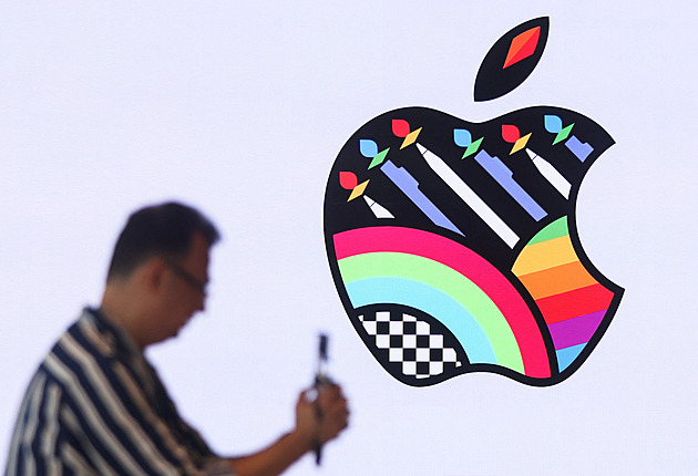 Přeskočí Apple skládací telefony, aby šokoval rolovacím displejem?