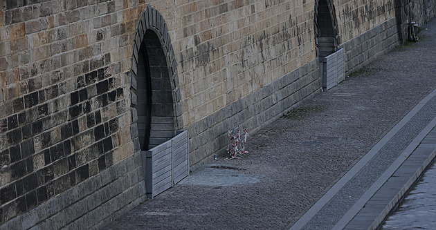 V noci v Praze stoupla hladina Vltavy, jsou zavřené náplavky i vrata Čertovky