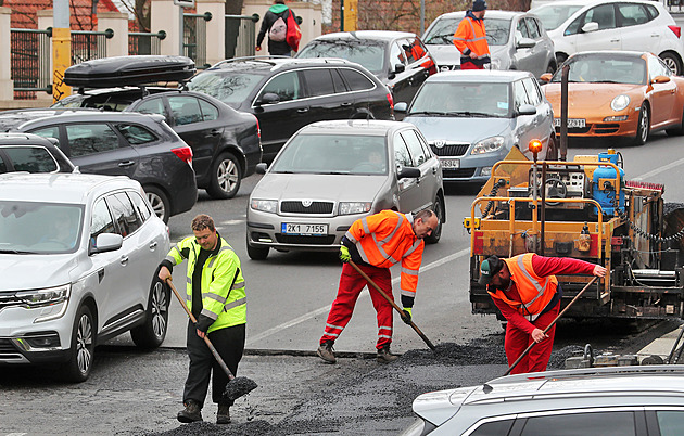 Rozkopaná dálnice i ulice v Karlových Varech ztěžují výjezdy záchranářům