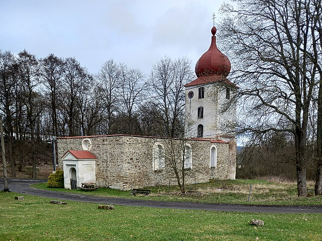 V obci Vysoká zbylo pouze torzo někdejšího kostela a pozoruhodný pomník