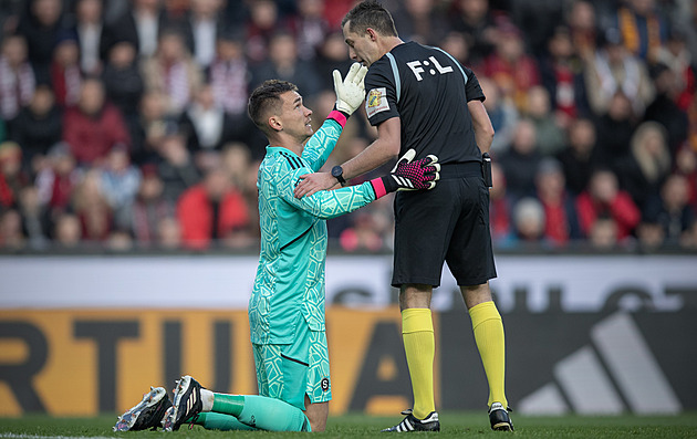 Černého hattrick. Derby znovu odřídí stejný sudí, hráči i trenéři ho chválí