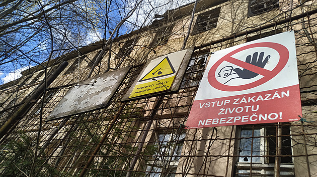 Bývalá brodská porodnice vypadá jako z hororu, na podzim by se měla bourat