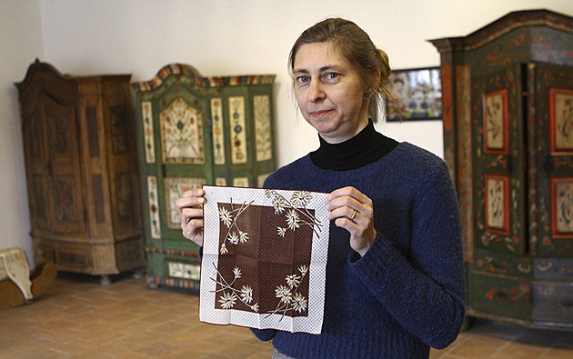 Dívku známou díky knize Hanin kufřík nově v muzeu připomíná i její šátek