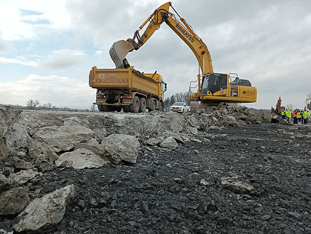 Nově postavenou dálnici D48 musejí zbourat, beton by nevydržel údržbu