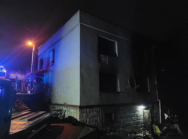 V domě uhořel muž, podle podezření policie chtěl požárem zabít dva příbuzné