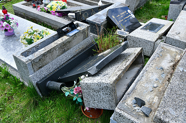 Na hřbitově v Karviné řádil vandal. Vytrhal náhrobky, poškodil lucerničky