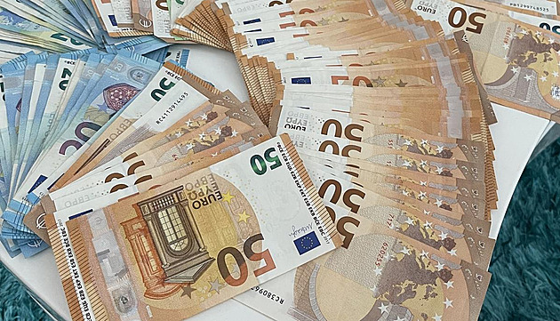 Padesát dívek prodávali po Česku i do Finska, gang osmi kuplířů vydělal miliony