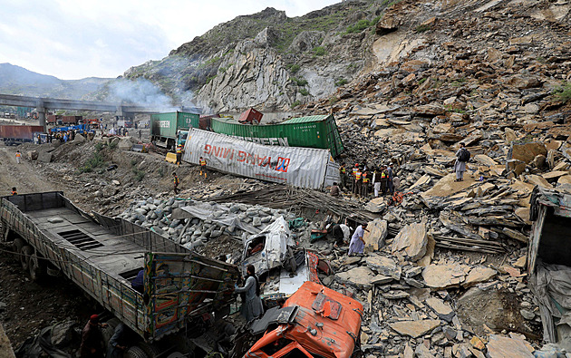 Dopravní kalamita v Pákistánu. Masivní sesuv půdy pohřbil přes dvacet kamionů