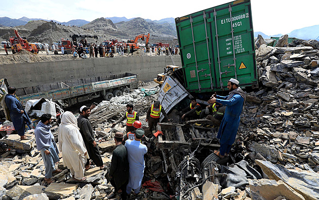 Dopravní kalamita v Pákistánu. Masivní sesuv půdy pohřbil přes dvacet kamionů