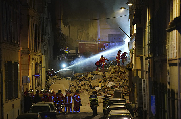 V Marseille pokračují záchranné akce v troskách domu, hasiči našli dvě těla