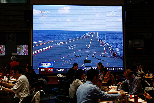 Stíhačky, lodě a simulace. Čína prodlužuje válečný tanec kolem Tchaj-wanu