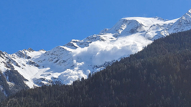 Lavinu valící se v Alpách zachytily kamery. Nepřežilo šest lidí